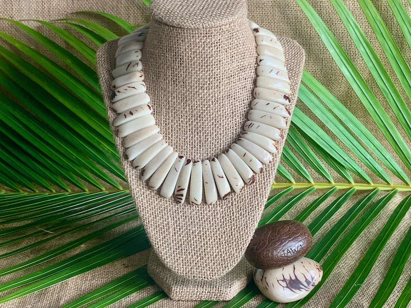 collier-Arawak-blanc-Ivory-avec-écorce-de-graine-de-tagua