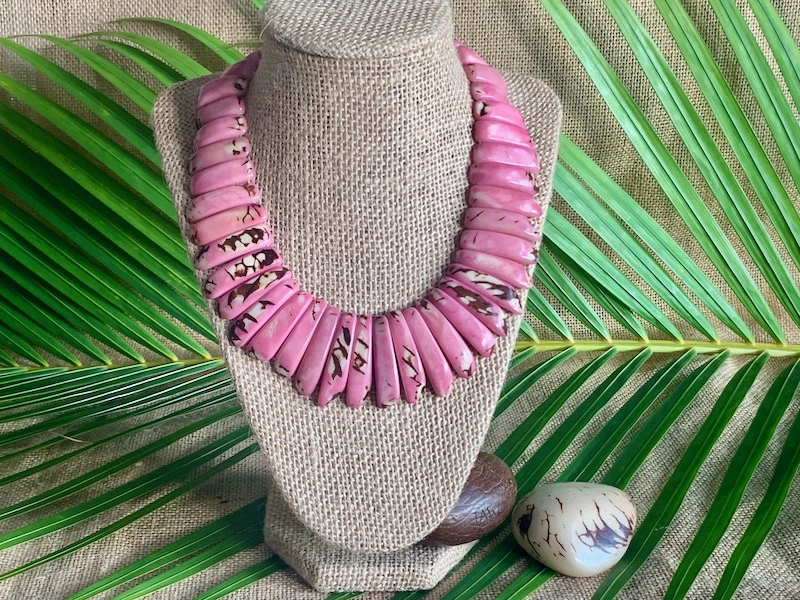 collier-Arawak-rose-Hibiscus-avec-écorce-de-graine-de-tagua