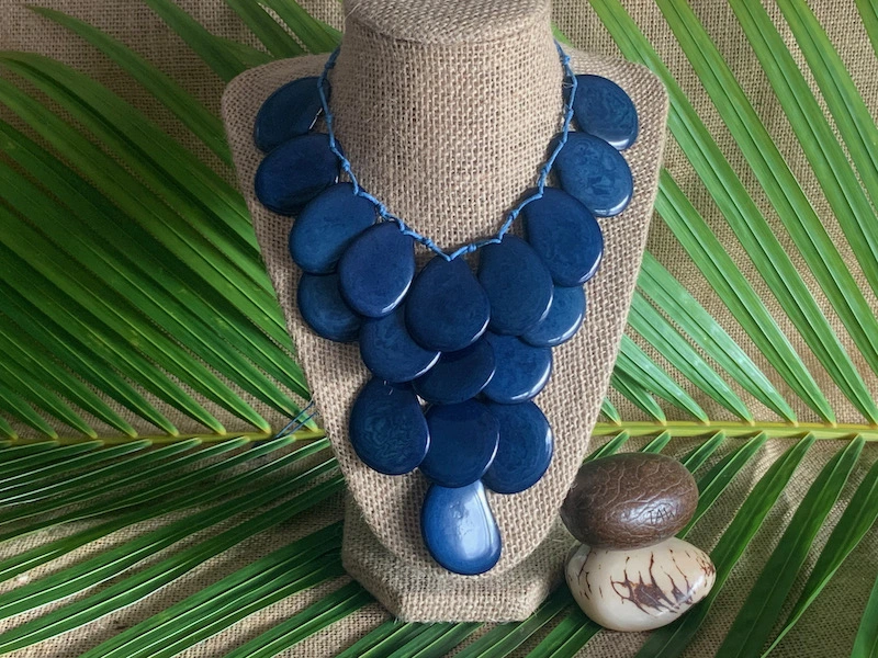 collier-Cascade-bleu-Océan-en-ivoire-végétal.